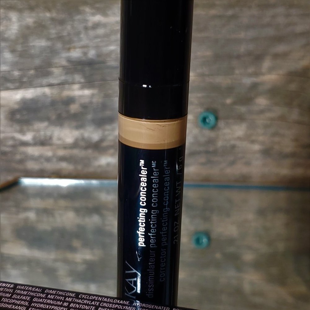 DISCONTINUED - Light Bronze - Mary Kay Perfecting Concealer